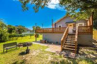 Gorgeous Centrally Located Ocean View 2 King, Huge Private Yard &amp; Deck, Firepit, BBQ, &amp; Game Tables外面的花园