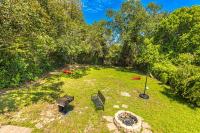 默特尔比奇Gorgeous Centrally Located Ocean View 2 King, Huge Private Yard &amp; Deck, Firepit, BBQ, &amp; Game Tables的后院的顶部景色,设有火坑和树木