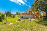 Gorgeous Centrally Located Ocean View 2 King, Huge Private Yard &amp; Deck, Firepit, BBQ, &amp; Game Tables外面的花园