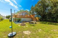 Gorgeous Centrally Located Ocean View 2 King, Huge Private Yard &amp; Deck, Firepit, BBQ, &amp; Game Tables外面的花园