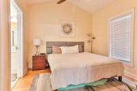 Beautiful 1500 s f 3 Bd - 2 Ba condo overlooking stream and golf course客房内的一张或多张床位