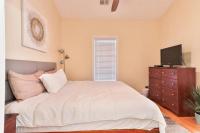Beautiful 1500 s f 3 Bd - 2 Ba condo overlooking stream and golf course客房内的一张或多张床位