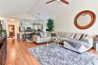 Beautiful 1500 s f 3 Bd - 2 Ba condo overlooking stream and golf course的休息区