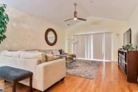 Beautiful 1500 s f 3 Bd - 2 Ba condo overlooking stream and golf course的休息区