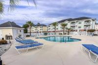 Beautiful 1500 s f 3 Bd - 2 Ba condo overlooking stream and golf course内部或周边的泳池