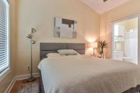 Beautiful 1500 s f 3 Bd - 2 Ba condo overlooking stream and golf course客房内的一张或多张床位