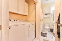 Beautiful 1500 s f 3 Bd - 2 Ba condo overlooking stream and golf course的一间浴室