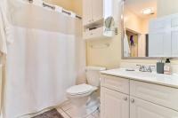 Beautiful 1500 s f 3 Bd - 2 Ba condo overlooking stream and golf course的一间浴室
