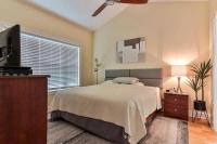 Beautiful 1500 s f 3 Bd - 2 Ba condo overlooking stream and golf course客房内的一张或多张床位