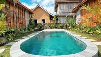 乌布Jagadhita Villas Ubud Bali的房子前面的游泳池
