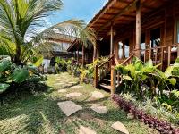 乌布Jagadhita Villas Ubud Bali的通往房屋的通道