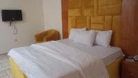 Tovia Hotel and Suite Limited客房内的一张或多张床位