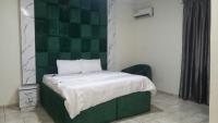 Tovia Hotel and Suite Limited客房内的一张或多张床位
