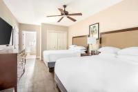 Hilton Grand Vacations Club Anderson Ocean Myrtle Beach客房内的一张或多张床位