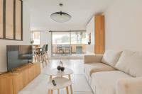 芒通&quot;Le Méditerranée&quot; Plein centre, Terrasse, Rénové的带沙发和桌子的客厅