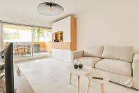 芒通&quot;Le Méditerranée&quot; Plein centre, Terrasse, Rénové的带沙发和桌子的客厅