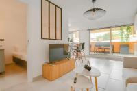 芒通&quot;Le Méditerranée&quot; Plein centre, Terrasse, Rénové的带电视和沙发的客厅