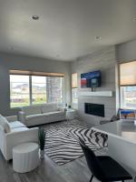New Modern Contemporary House by The Airport and Gaylord Resort的电视和/或娱乐中心