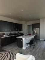 New Modern Contemporary House by The Airport and Gaylord Resort的厨房或小厨房