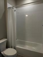 New Modern Contemporary House by The Airport and Gaylord Resort的一间浴室