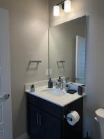 New Modern Contemporary House by The Airport and Gaylord Resort的一间浴室
