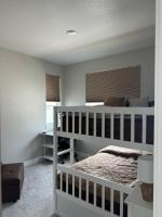 New Modern Contemporary House by The Airport and Gaylord Resort客房内的一张或多张床位