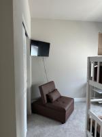 New Modern Contemporary House by The Airport and Gaylord Resort的电视和/或娱乐中心