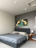 New Modern Contemporary House by The Airport and Gaylord Resort客房内的一张或多张床位