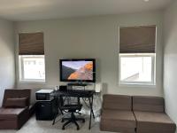 New Modern Contemporary House by The Airport and Gaylord Resort的电视和/或娱乐中心