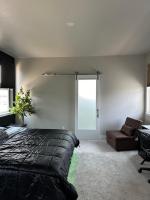 New Modern Contemporary House by The Airport and Gaylord Resort的休息区