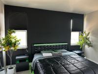 New Modern Contemporary House by The Airport and Gaylord Resort客房内的一张或多张床位