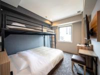 Super Hotel Sendaieki Higashiguchi Tennenonsen客房内的一张或多张床位