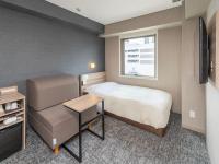 Super Hotel Sendaieki Higashiguchi Tennenonsen客房内的一张或多张床位