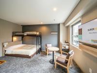 Super Hotel Sendaieki Higashiguchi Tennenonsen客房内的一张或多张床位