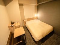 Super Hotel Sendaieki Higashiguchi Tennenonsen客房内的一张或多张床位