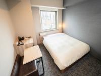 Super Hotel Sendaieki Higashiguchi Tennenonsen客房内的一张或多张床位