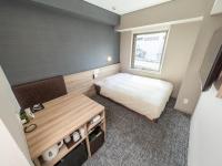 Super Hotel Sendaieki Higashiguchi Tennenonsen客房内的一张或多张床位