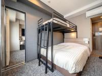 Super Hotel Sendaieki Higashiguchi Tennenonsen客房内的一张或多张床位