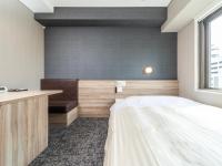 Super Hotel Sendaieki Higashiguchi Tennenonsen客房内的一张或多张床位
