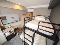 Super Hotel Sendaieki Higashiguchi Tennenonsen客房内的一张或多张床位