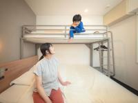 Super Hotel Sendaieki Higashiguchi Tennenonsen客房内的一张或多张床位