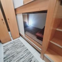 迪拜LA Gold hostel capsule的一间有双层床的小房间