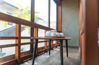 篠山城下町ゲストハウス quolo的阳台或露台