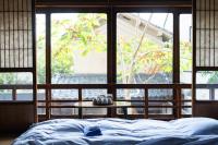 篠山城下町ゲストハウス quolo客房内的一张或多张床位