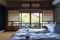 篠山城下町ゲストハウス quolo客房内的一张或多张床位