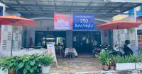 普吉镇Rabbitel Phuket的前面有两把红伞的餐厅