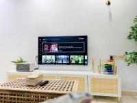 BM大山脚 Alma Single Storey Semi-D 5-minute To Aeon Mall的电视和/或娱乐中心