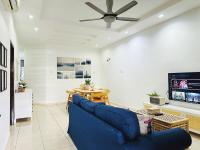 BM大山脚 Alma Single Storey Semi-D 5-minute To Aeon Mall的电视和/或娱乐中心
