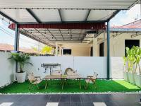 BM大山脚 Alma Single Storey Semi-D 5-minute To Aeon Mall的阳台或露台