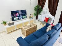 BM大山脚 Alma Single Storey Semi-D 5-minute To Aeon Mall的电视和/或娱乐中心